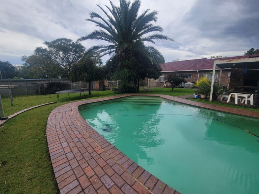 6 Bedroom Property for Sale in Jordania Free State